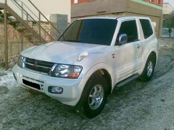 2001 Mitsubishi Pajero Images