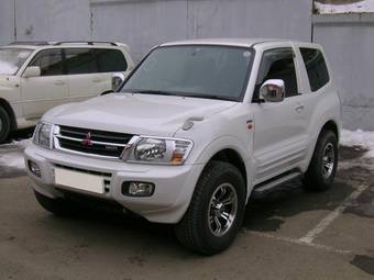 2001 Mitsubishi Pajero Photos