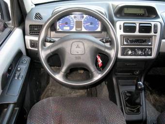 2001 Mitsubishi Pajero Pictures