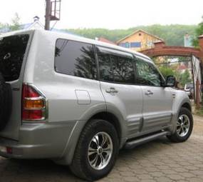 2001 Mitsubishi Pajero Photos