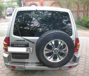 2001 Mitsubishi Pajero Images