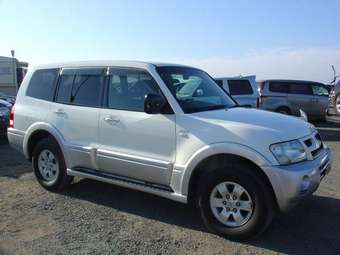 2002 Mitsubishi Pajero Photos