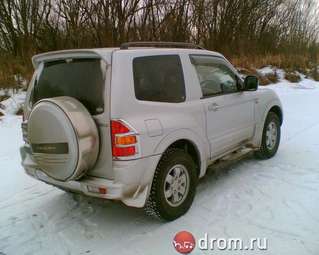 2002 Mitsubishi Pajero Photos