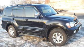 2002 Mitsubishi Pajero Photos