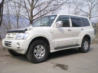 2002 Mitsubishi Pajero Photos