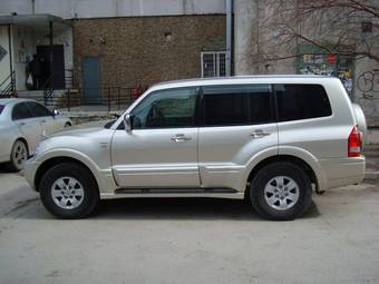 2002 Mitsubishi Pajero Photos