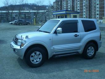 2002 Mitsubishi Pajero Pictures