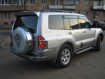 2002 Mitsubishi Pajero Photos