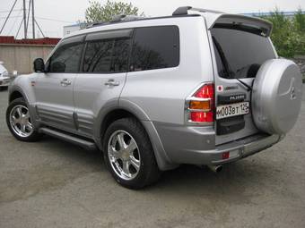 2002 Mitsubishi Pajero Photos
