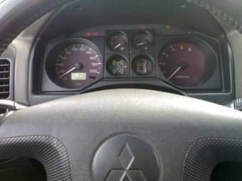 2002 Mitsubishi Pajero Photos