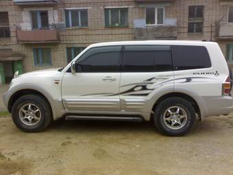 2002 Mitsubishi Pajero Pictures
