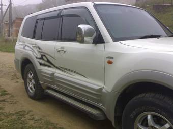 2002 Mitsubishi Pajero Photos
