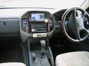 2002 Mitsubishi Pajero Photos