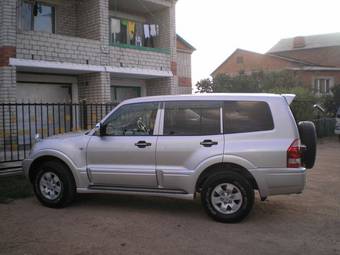 2002 Mitsubishi Pajero Photos