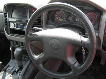 2002 Mitsubishi Pajero Photos