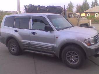 2002 Mitsubishi Pajero Photos