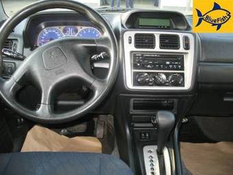 2002 Mitsubishi Pajero Photos