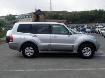 2002 Mitsubishi Pajero Photos