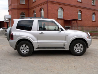 2003 Mitsubishi Pajero Pictures