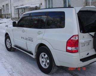 2003 Mitsubishi Pajero Photos