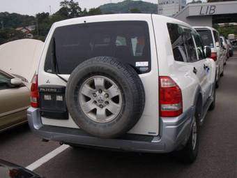 2003 Mitsubishi Pajero Photos