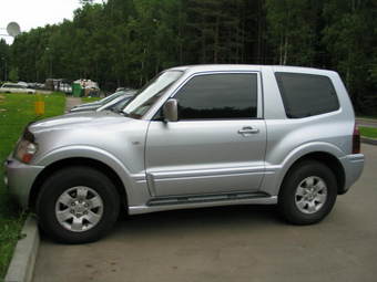 2004 Mitsubishi Pajero Photos