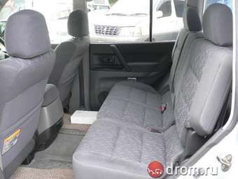 2004 Mitsubishi Pajero Photos