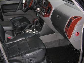 2004 Mitsubishi Pajero Photos