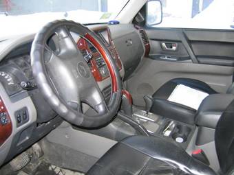2004 Mitsubishi Pajero Photos
