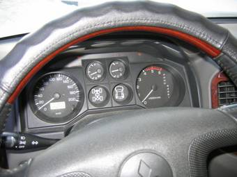 2004 Mitsubishi Pajero Photos