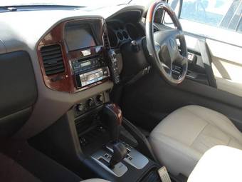 2004 Mitsubishi Pajero Photos