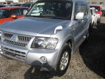 2004 Mitsubishi Pajero Photos