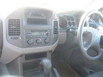 2004 Mitsubishi Pajero Photos