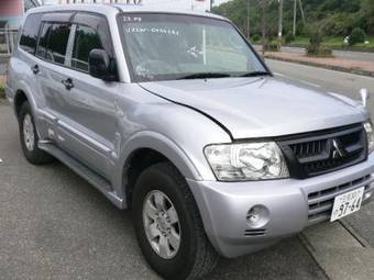 2004 Mitsubishi Pajero Photos