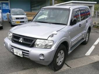 2004 Mitsubishi Pajero Photos