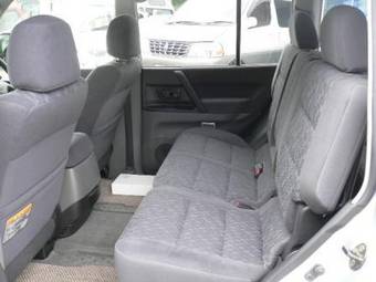 2004 Mitsubishi Pajero Photos