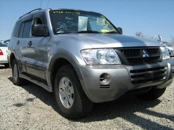 2004 Mitsubishi Pajero Photos