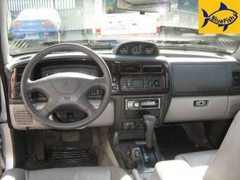 2004 Mitsubishi Pajero Photos