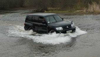 2004 Mitsubishi Pajero Photos