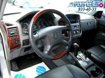 2004 Mitsubishi Pajero Photos