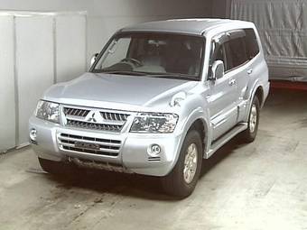 2004 Mitsubishi Pajero Images