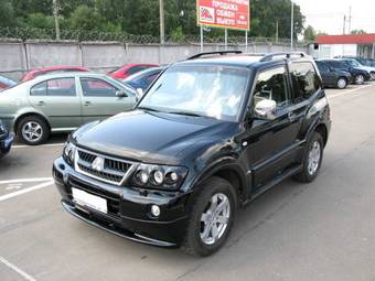 2004 Mitsubishi Pajero Pictures