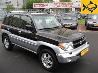 2004 Mitsubishi Pajero Photos