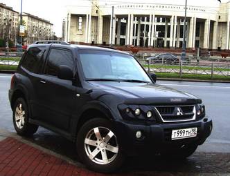 2004 Mitsubishi Pajero Pictures