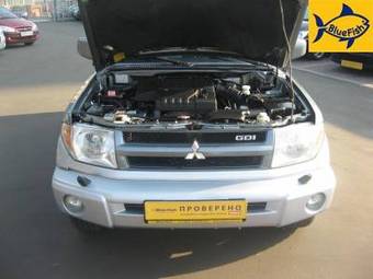 2004 Mitsubishi Pajero Images