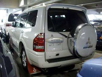 2005 Mitsubishi Pajero Photos