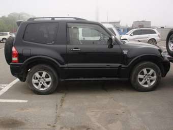 2005 Mitsubishi Pajero Photos