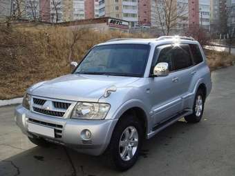 2005 Mitsubishi Pajero Images