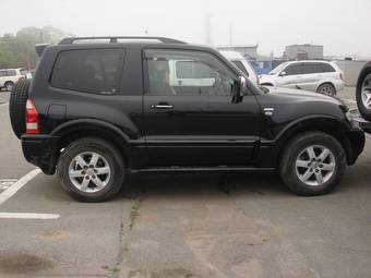 2005 Mitsubishi Pajero Photos