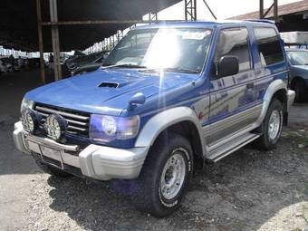 2005 Mitsubishi Pajero Photos